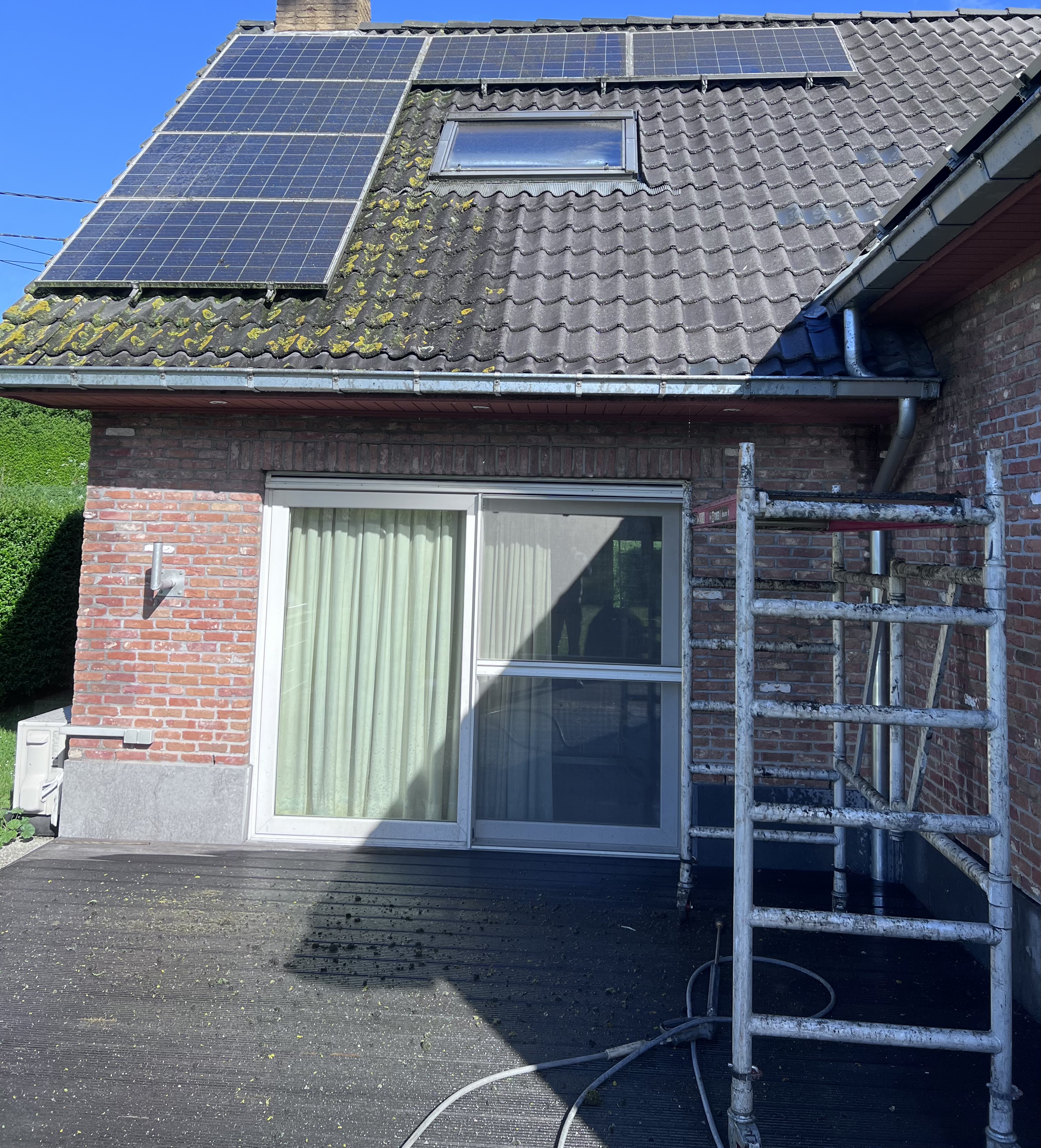 Bemost pannendak met zonnepanelen, klaar voor reiniging