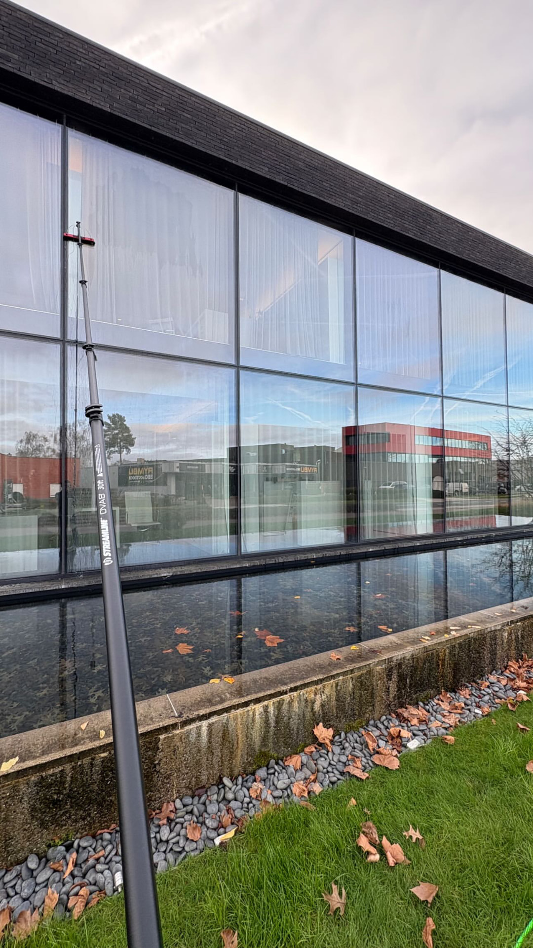 Glasgevel showroom gereinigd met osmose telescopische steel