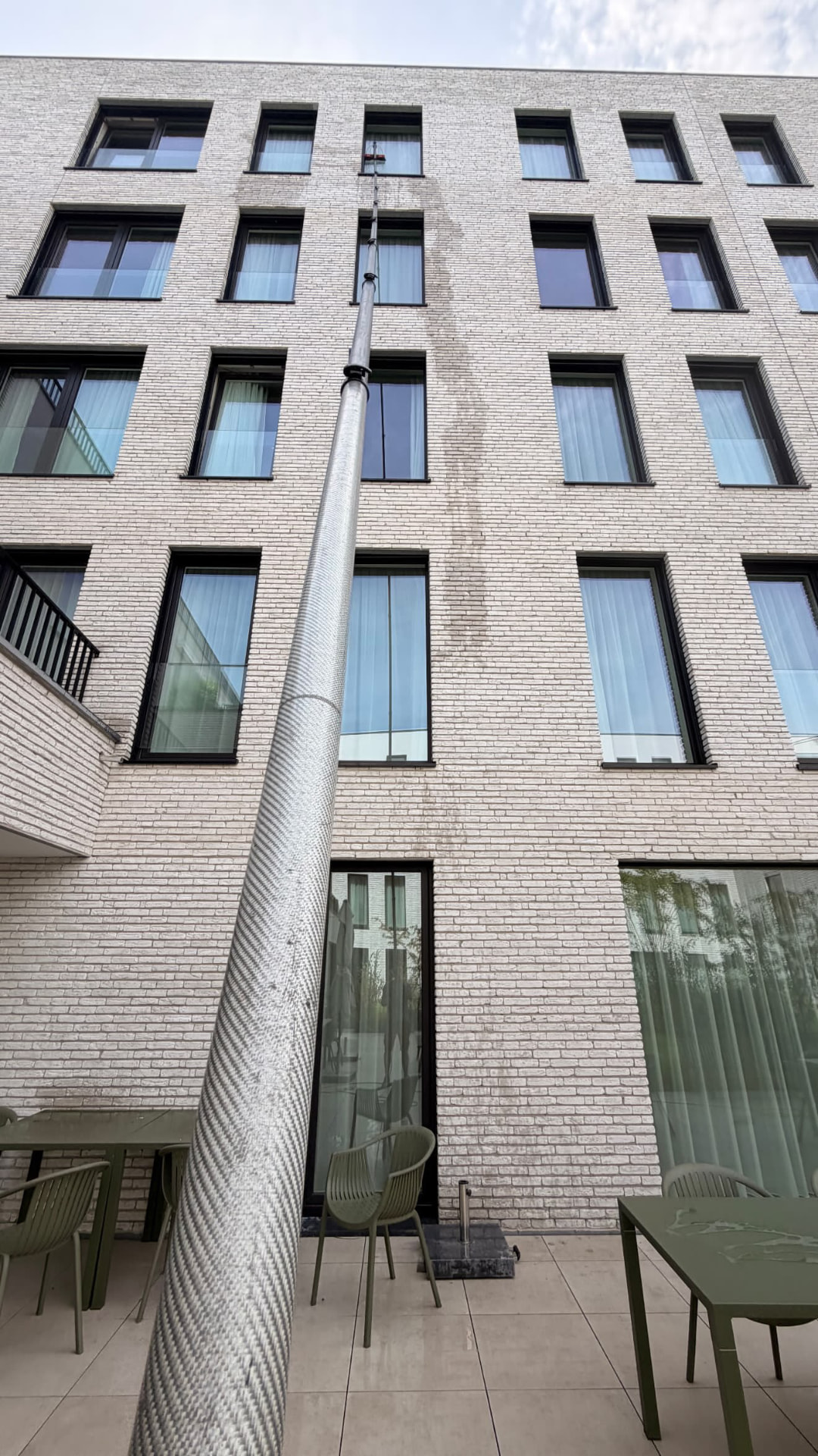 Appartementsgebouw op hoogte gereinigd met osmose