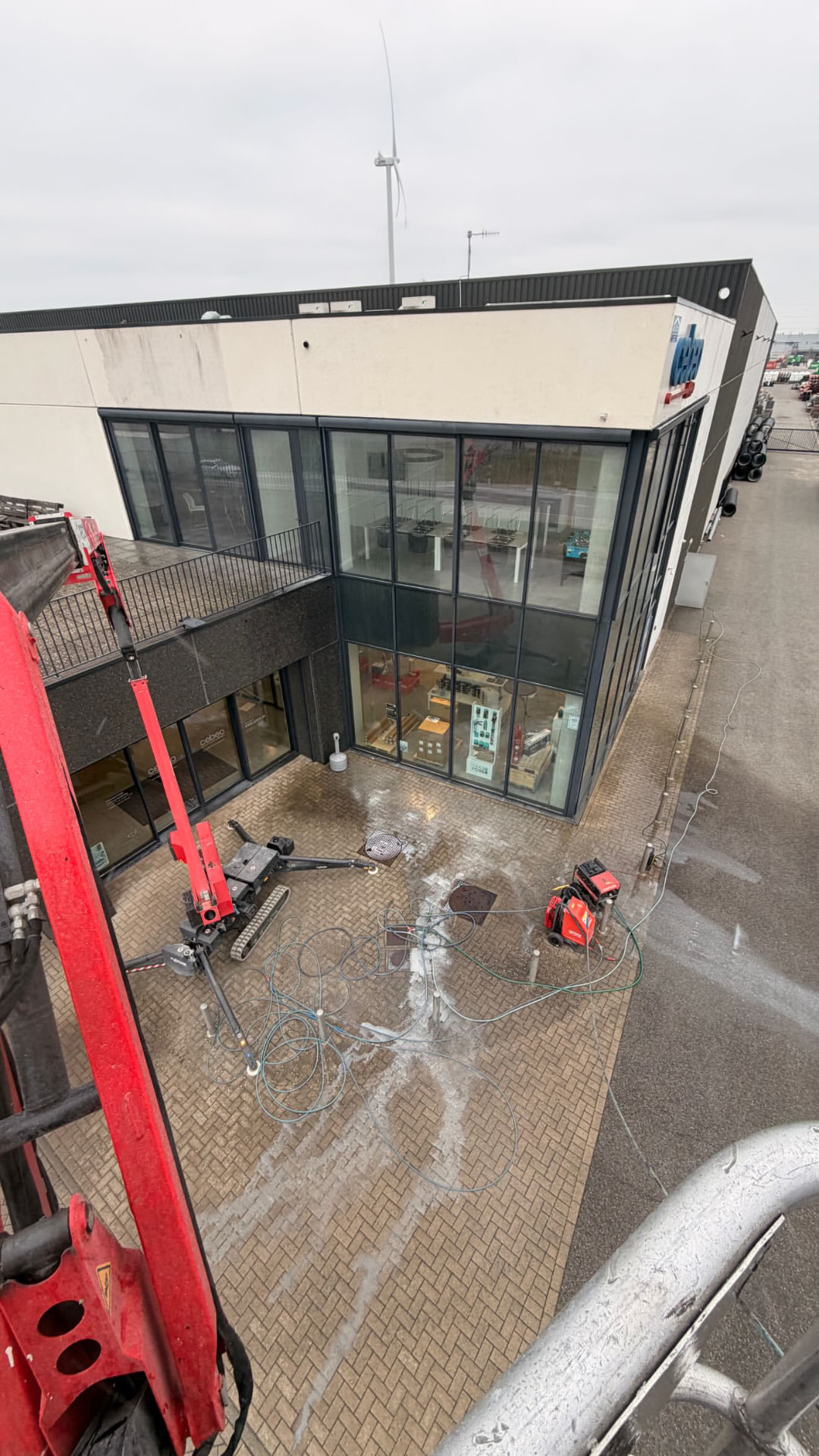 Industriële gevelreiniging bij Cebeo