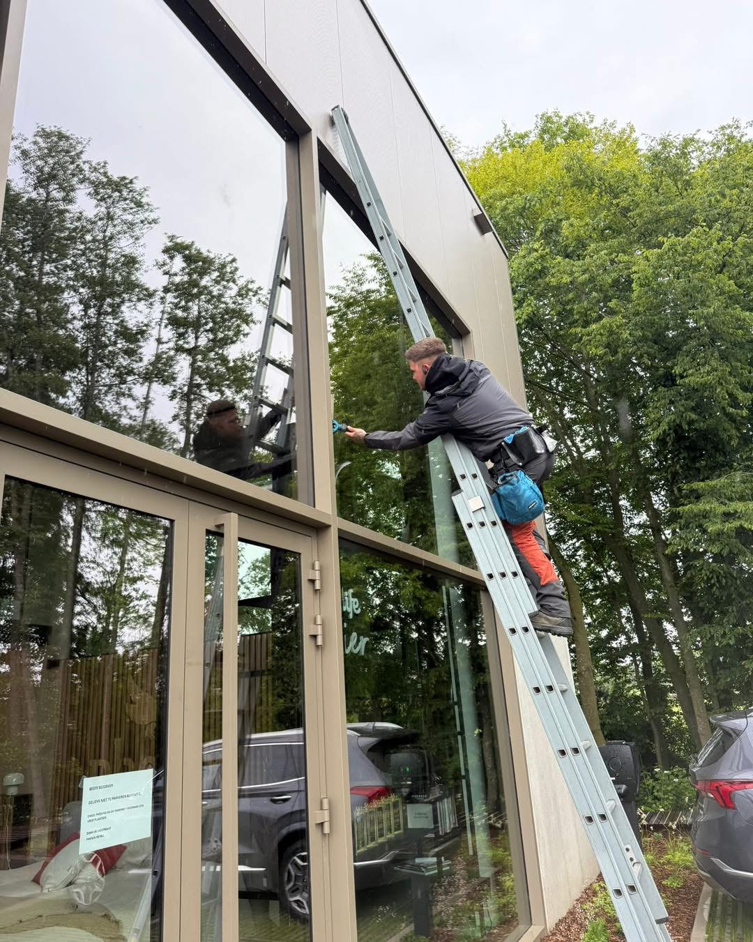 Ruiten showroom met ladder